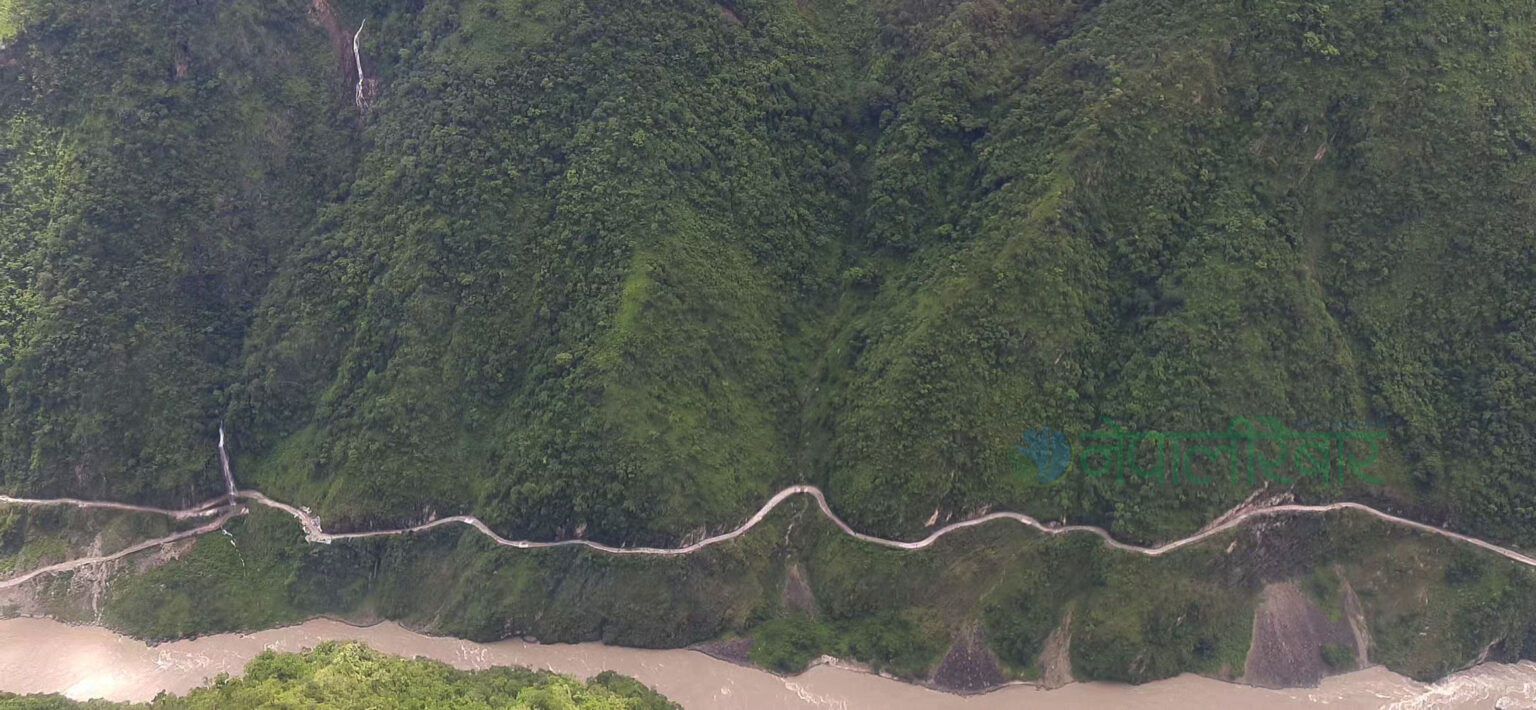 जुम्ला जाँदै गरेको मिनि ट्रक कर्णाली नदीमा खस्यो