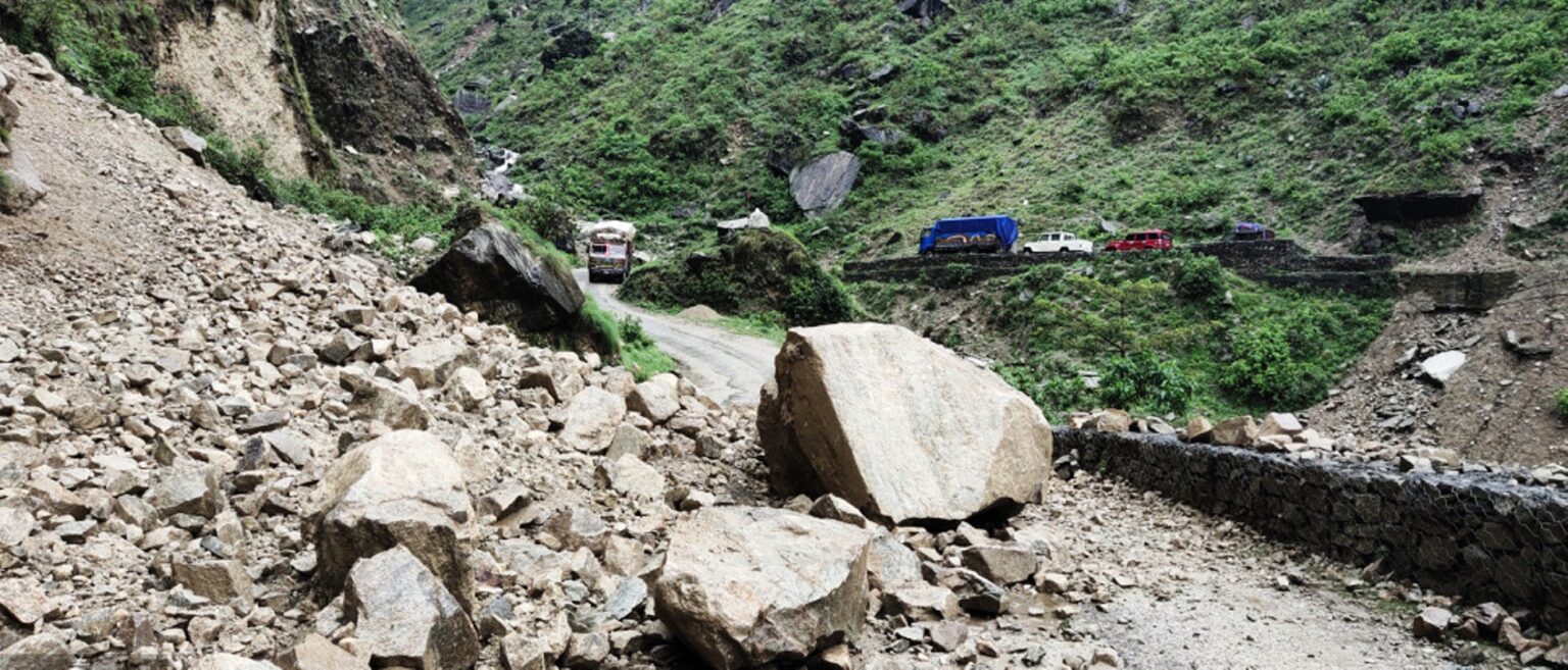 रत्न राजमार्ग अवरुद्ध