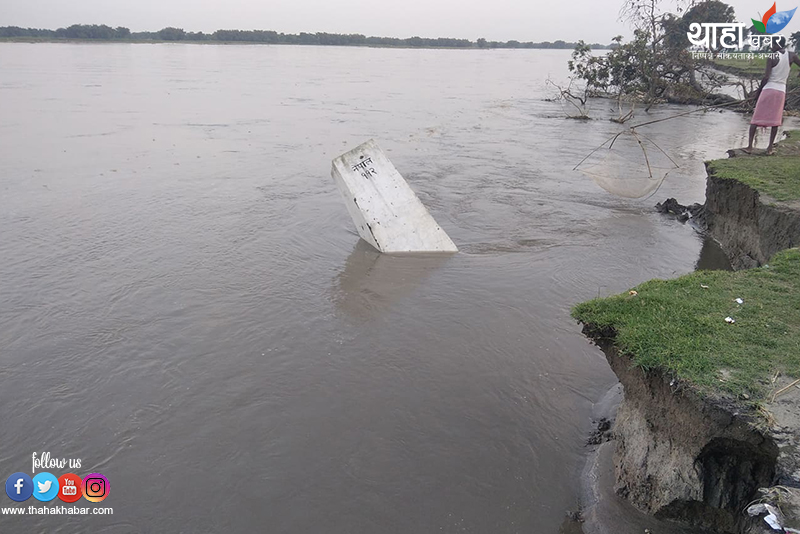 मेची नदीले नेपाल-भारत मुख्य सीमास्तम्भ बगायो