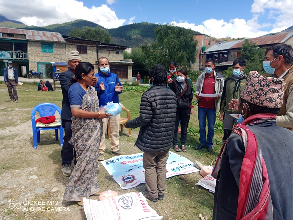 कोभिड प्रभावितलाई खाद्यन्न सहयोग