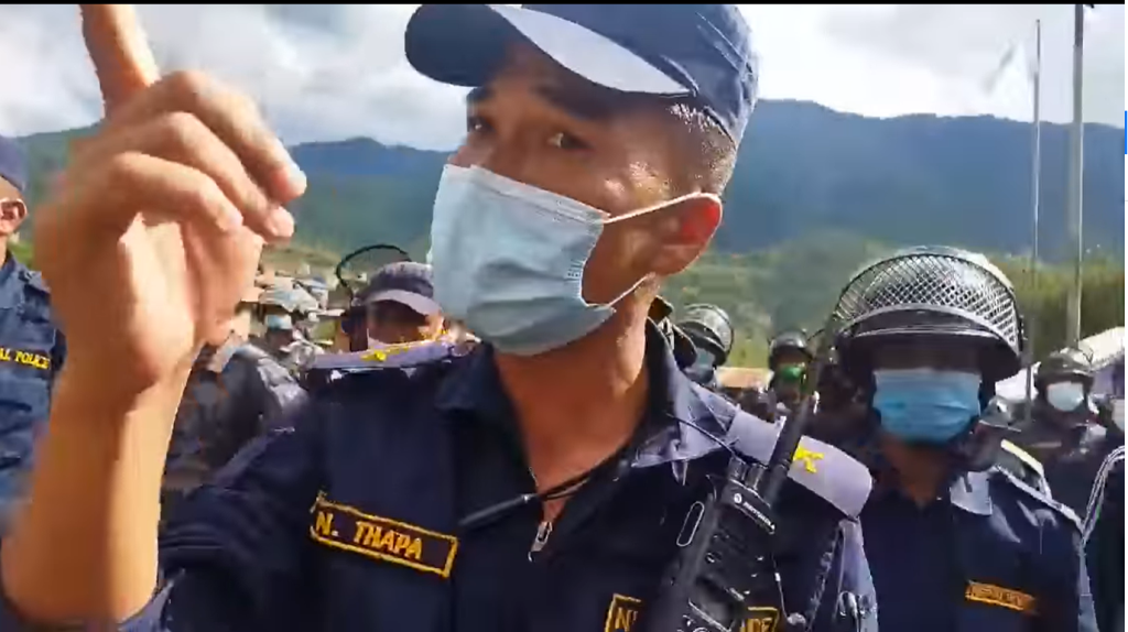 सार्वजनिकस्थलमै अश्लील बोल्ने प्रहरी अधिकृत थापाले थुते  पत्रकार परियारको मोबाईल