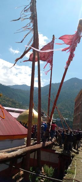 जुम्लाको चन्दननाथ र भैरवनाथ मन्दिरमा नयाँ लिङ्गा खडा गरियो