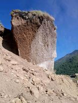 जुम्लाको श्री ढुस्कामा ढुङ्गा खस्ने सम्भावना, आवात जावत गर्न यात्रुलाई डर