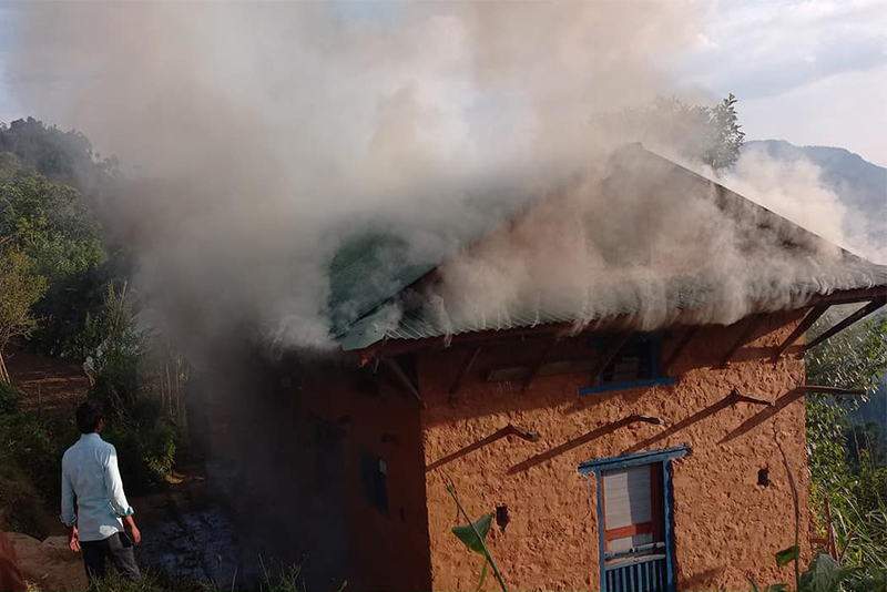 सल्यान दार्माको एक घरमा आगलागी हुँदा १५ लाखको क्षति