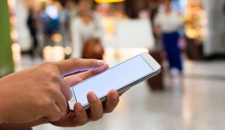 मोबाइल फोनको दुरुपयोग, बुढापाखा देखि वालबालिका सबै टिकटमा व्यस्त