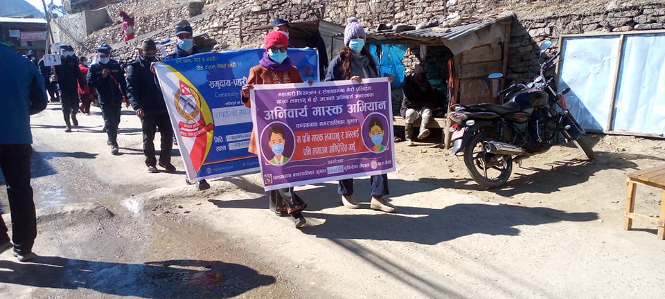 नागरिकलाई सचेत गराउन बुढ्थापा माक्स वितरण गर्न आफै बजारमा