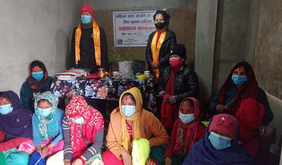 चन्दननाथ नगरपालिका भित्रका विपन्न असाय महिला हातेहोजियारी सिक्दै