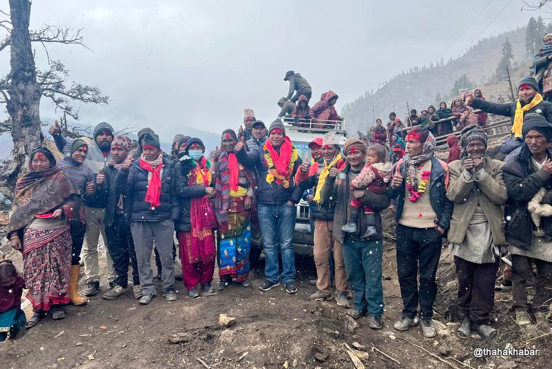 विकट गाउँ लिउडी पुग्यो गाडी, खुसीले नाचे स्थानीय