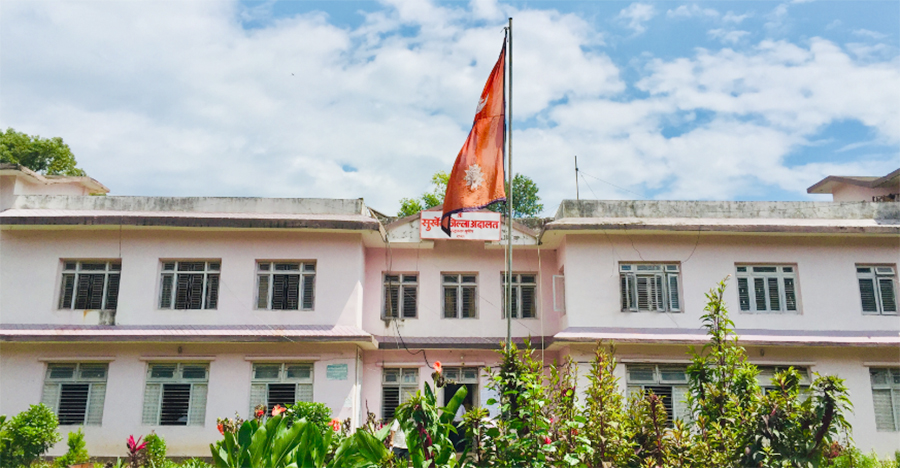 महिलालाई खुट्टा चटाउने धाँमी र पुजारी एक-एक लाख धरौटीमा छुटे