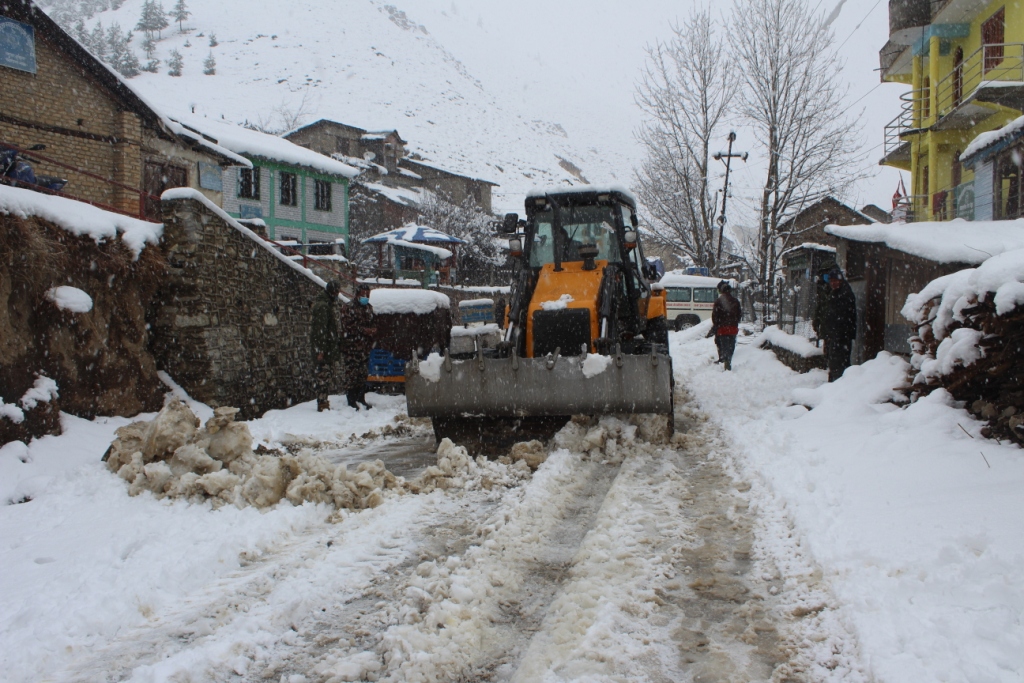 सडकमा  हिउँ पन्छाउन डोजर प्रयोग