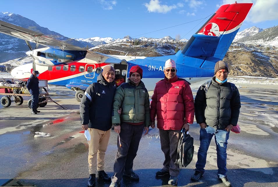 हिउँ हटाएपछि विमानस्थलमा जहाज अवतरण