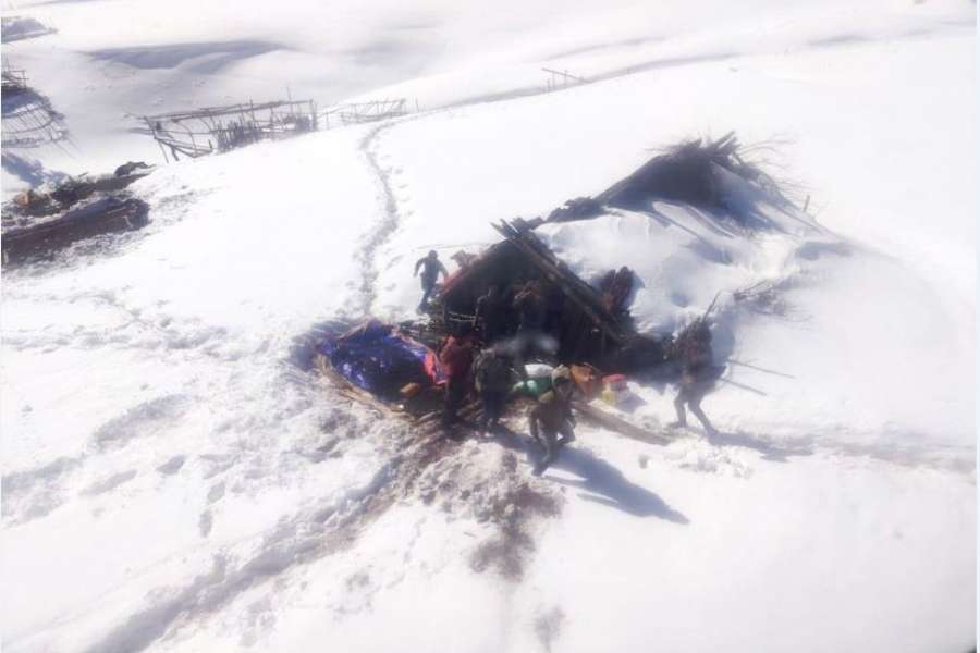 हिउँमा फसेका ३४ जनालाई राहत दिएर फर्कियो हेलिकोप्टर