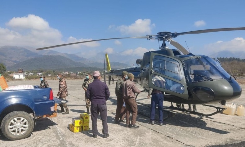 जुम्लामा हिउँमा फसेका ५५ जनालाई खानेकुरा लिएर हेलिकप्टर पाटन उड्यो